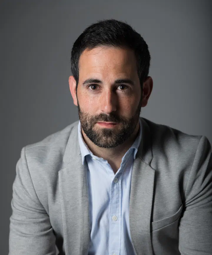 Retrato profesional de Diego Gracia, cofundador de El Método RICO y creador del Programa Libertad Financiera 360, experto en finanzas personales, ahorro y optimización del dinero.