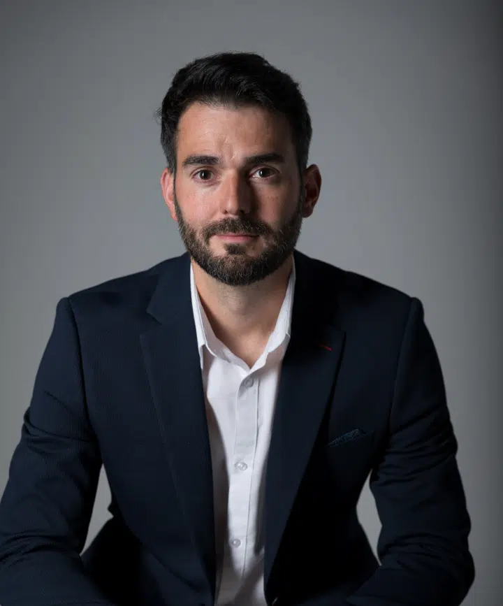 Retrato profesional de Richard Gracia, cofundador de El Método RICO y creador del Programa Libertad Financiera 360, experto en estrategia financiera e inversiones.